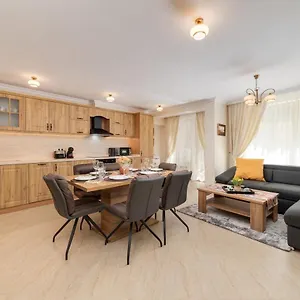 deluxe-and-central-garden-apartment.varna-hotels.com/