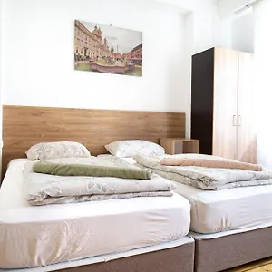 En-suite Rooms: Novа In Center Maison d'hôtes